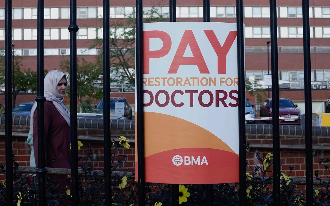 Doctors in England accept government pay offer, ending historic strike [Video]
