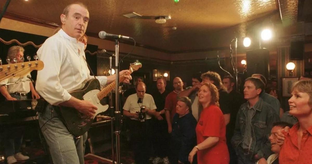 Rock legend thrills residents at a Teesside care home 25 years after they played at pub [Video]