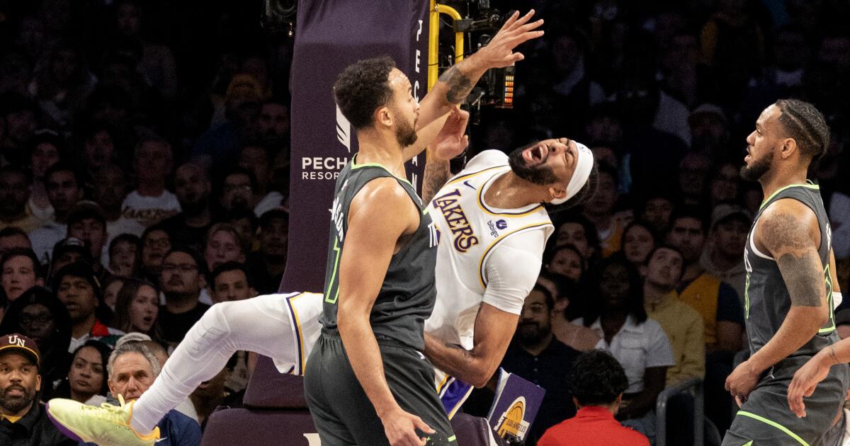 Anthony Davis sustains eye injury in Lakers’ loss to Minnesota [Video]