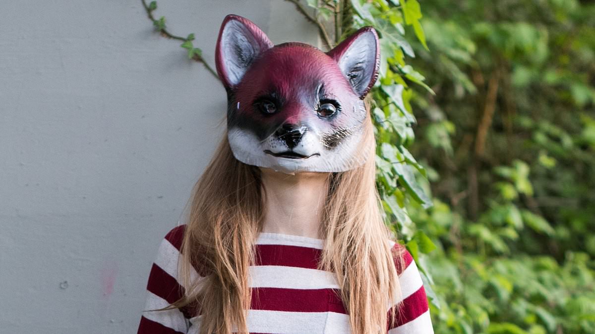 My 13-year-old stepdaughter identifies as a FOX and jumps around in a mask and tail – now she’s convinced my nine-year-old to act like GIRAFFE [Video]