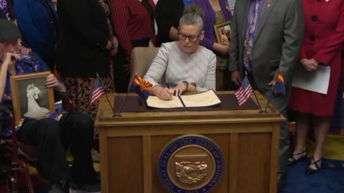 Bill signed ‘closing loopholes’ in care for AZ dementia patients [Video]