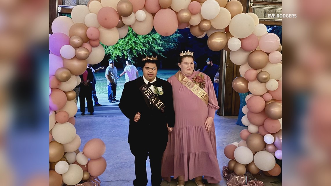 Two Georgia teens named prom queen and king by entire class [Video]