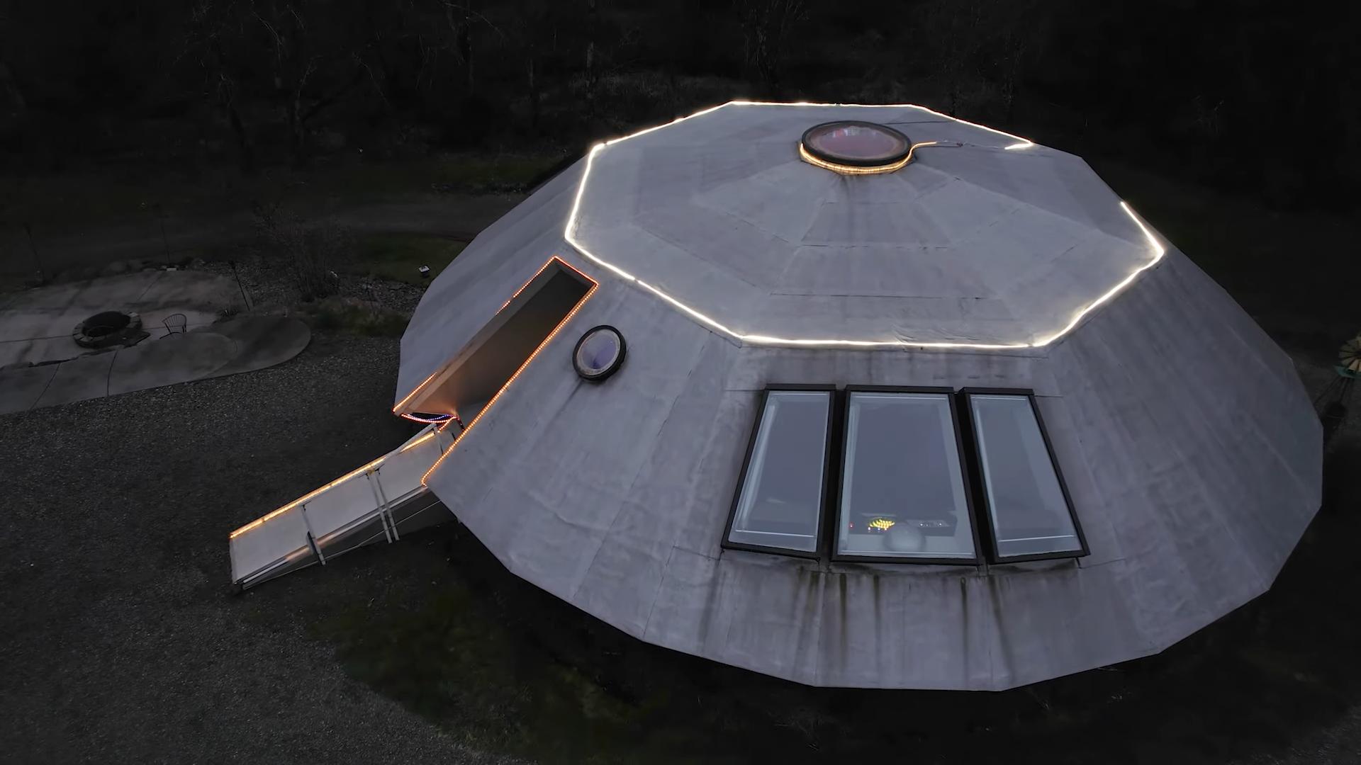 He Built a Spaceship Home Above a Two Car Garage [Video]