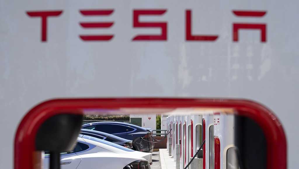 US seeks information from Tesla on how it developed and verified whether Autopilot recall worked [Video]