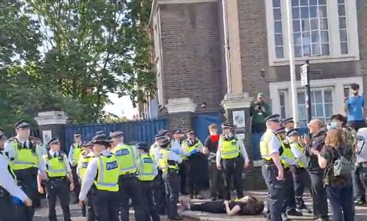 Ten arrests as police clash with protesters trying to stop asylum seekers being moved from London hotel [Video]