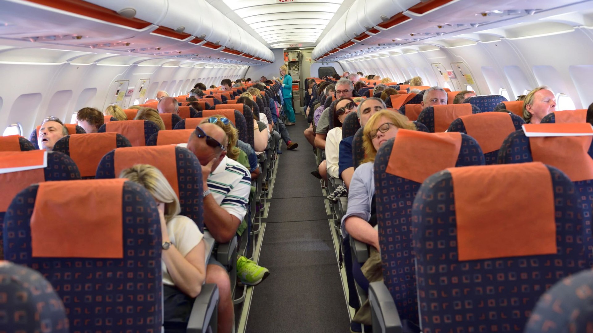Flyers always make TWO mistakes when trying to sleep on plane, says airline boss – & warns it’ll make your jet lag worse [Video]