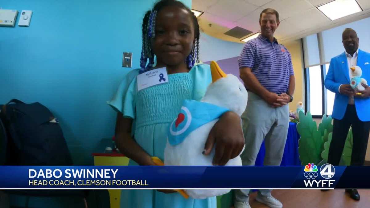 Dabo Swinney makes surprise stop with Aflac ducks at hospital [Video]