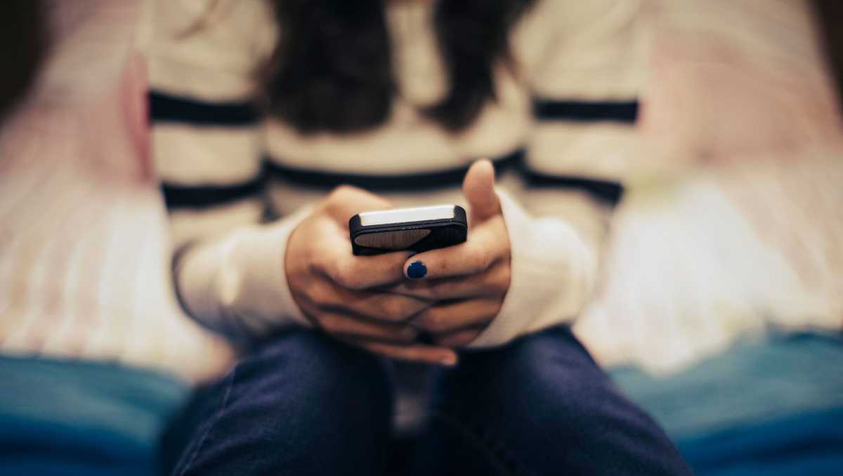 How internet addiction may affect your teen’s brain, according to a new study [Video]