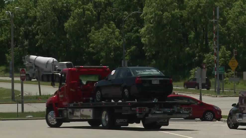 Authorities begin towing abandoned vehicles at Milwaukee park and rides [Video]