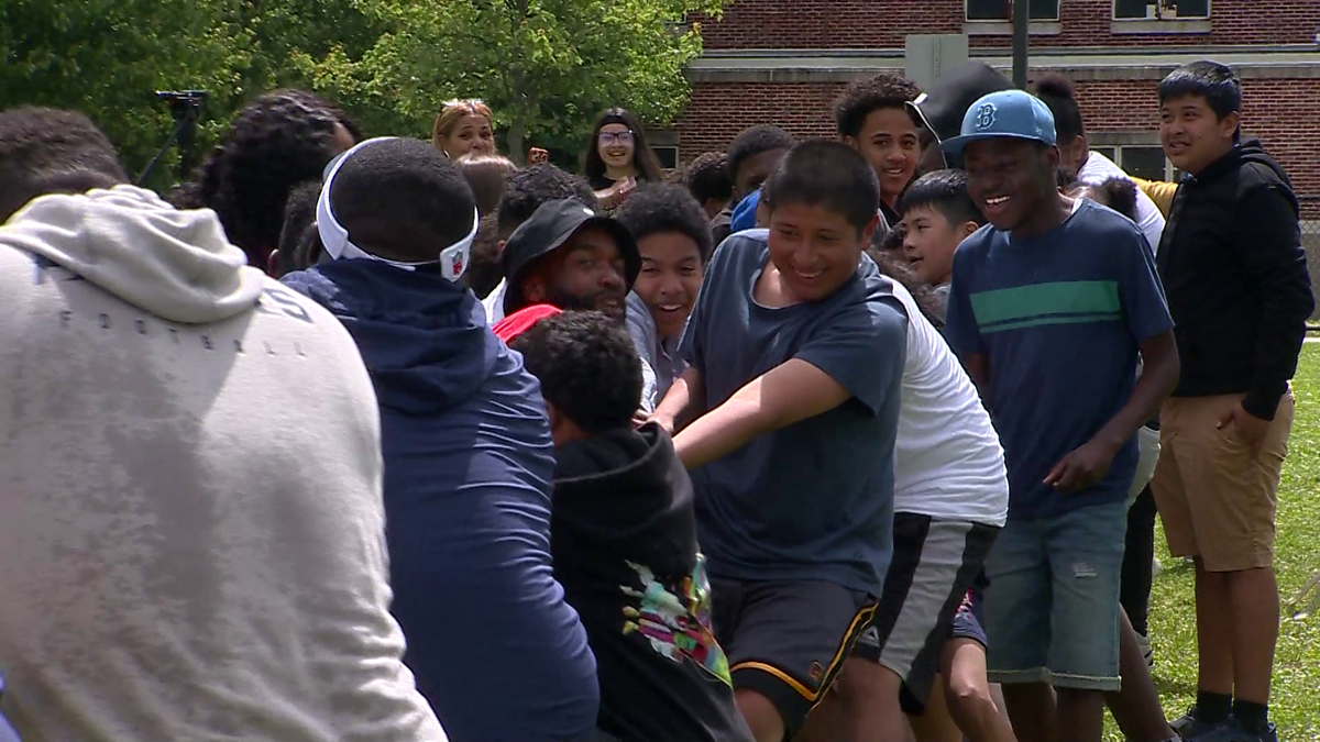 New England Patriots players, coaches surprise students at Dorchester school’s field day [Video]
