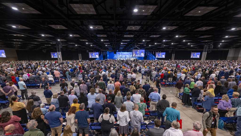 Southern Baptists reject ban on churches with women pastors [Video]