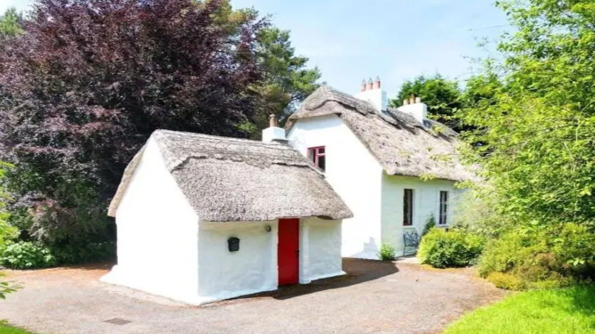The ‘exceptional’ traditional cottage on Irish market for 225k with ‘picturesque setting’ – it’s mins from an airport [Video]