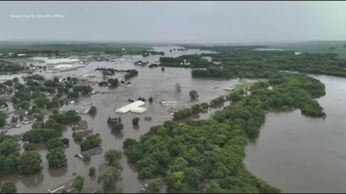 Flooding sweeps through northwest Ioaw [Video]