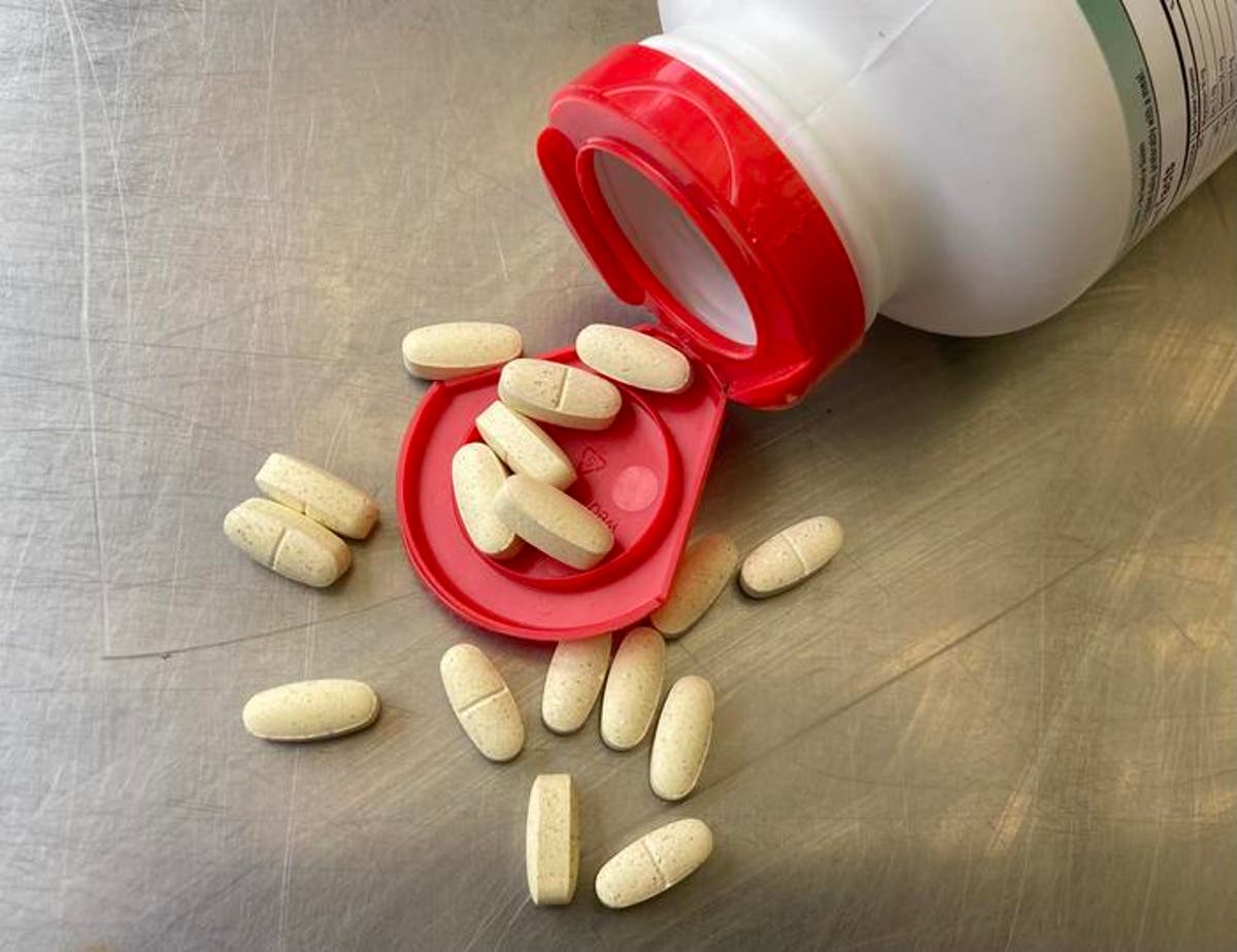 Popping multivitamins may not actually help people live longer, study finds [Video]