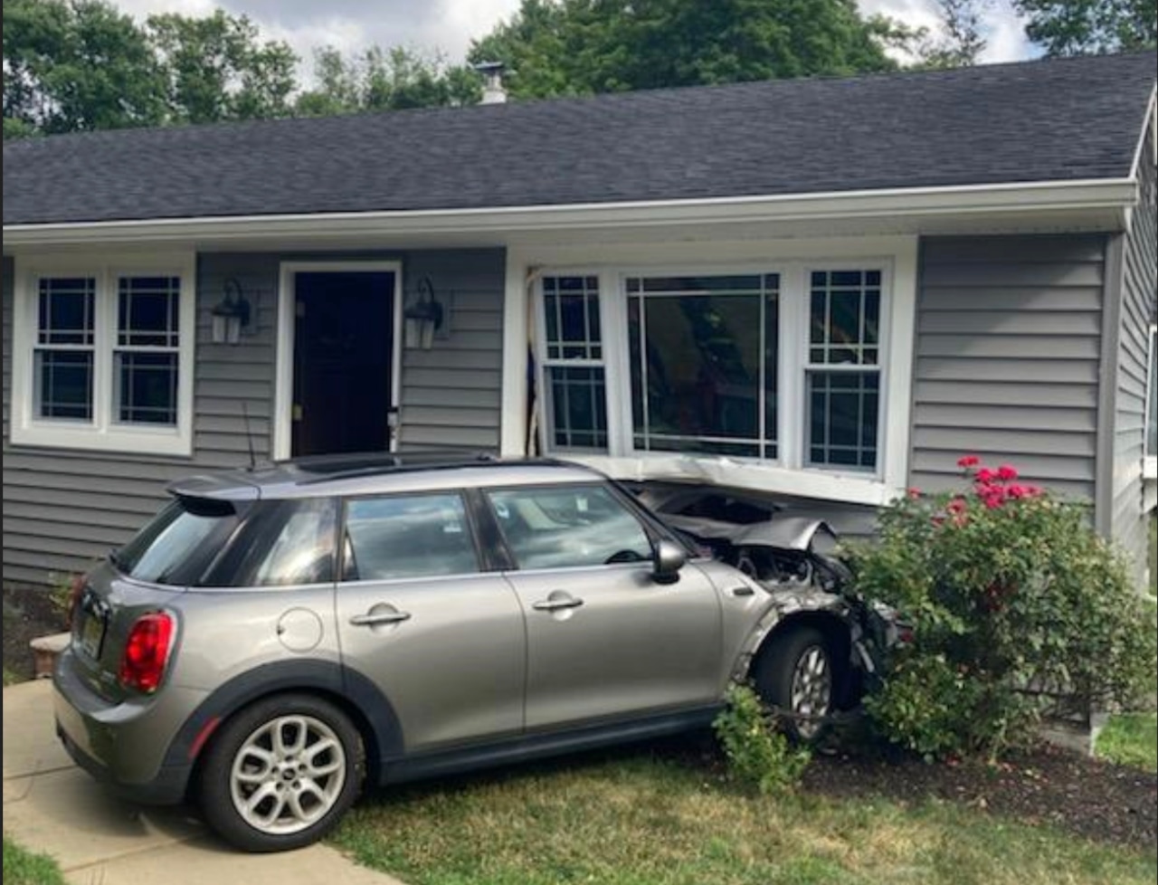 Cars strike houses in 2 separate crashes in N.J. town [Video]
