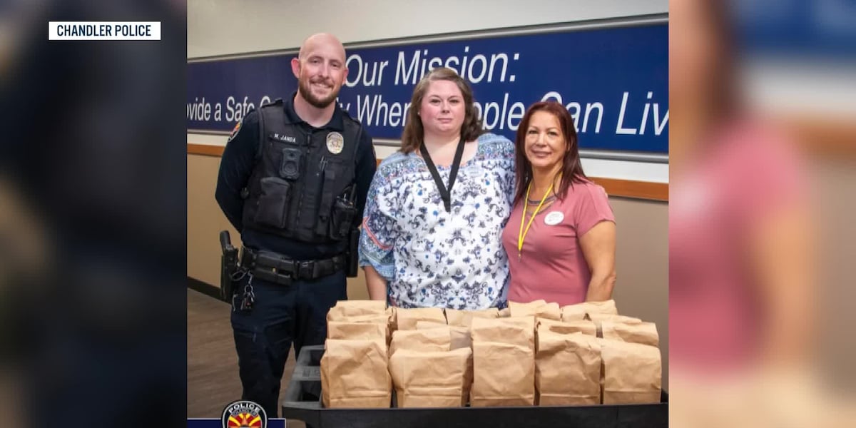 Senior living center packs brown bag lunches for Chandler police officers [Video]