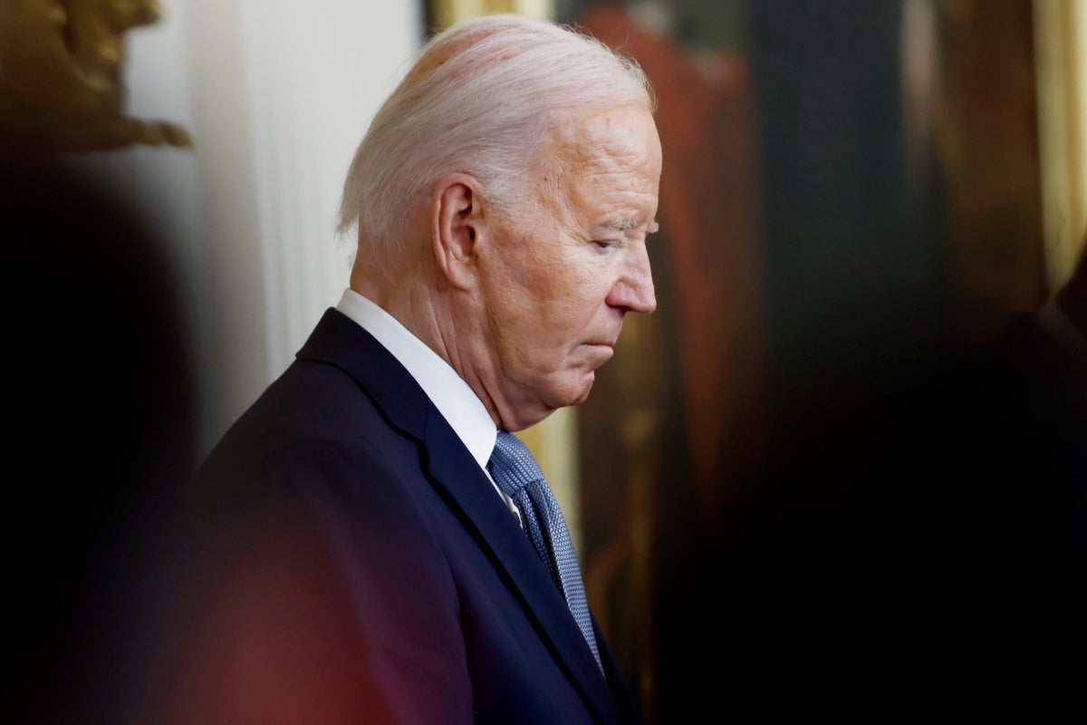 Biden warns against Trumps monarchy on July 4 while ex-president gleefully watches the chaos [Video]