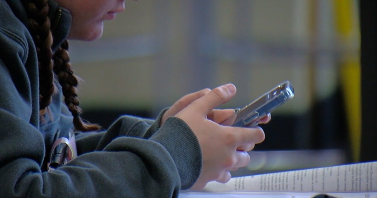 Governor Hochul continues to consider smartphone ban in New York schools [Video]